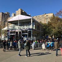 Photo taken at NYC Marathon Finisher Store by Felix L. on 11/7/2016