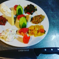 Das Foto wurde bei Dost Restaurant von Eyup B. am 10/28/2016 aufgenommen