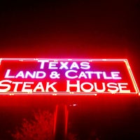 3/9/2013 tarihinde Steven T.ziyaretçi tarafından Texas Land &amp;amp; Cattle'de çekilen fotoğraf