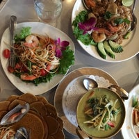 รูปภาพถ่ายที่ Amarin Thai Restaurant โดย EJ S. เมื่อ 11/5/2017