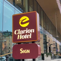 Foto tirada no(a) Clarion Hotel Sign por Mats C. em 1/22/2022