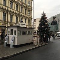 Photo taken at Checkpoint Charlie by « uʍop-ıɐs-dn ». on 12/2/2015