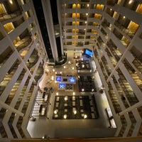 Photo taken at Embassy Suites by Hilton by « uʍop-ıɐs-dn ». on 4/10/2023