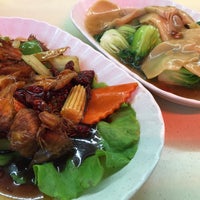 Photo taken at Kiat Lim Vegetarian Food 吉林素食 by Comelyz D. on 2/13/2016