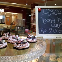 Foto diambil di Cupcakes Jakarta by Chocoholic oleh Ratna T. pada 11/22/2014