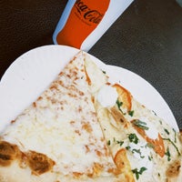 Foto tirada no(a) Slices Pizza por Yuzaburo E. em 8/11/2023