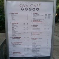 รูปภาพถ่ายที่ Oval Café โดย Justine R. เมื่อ 8/7/2012