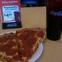 รูปภาพถ่ายที่ Raymond&#39;s Pizza โดย Kristopher J. เมื่อ 2/22/2012