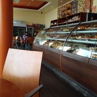 Foto tirada no(a) Calhau Padaria &amp;amp; Pastelaria por Jaime C. em 2/15/2014