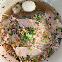 Photo taken at ก๋วยเตี๋ยวต้มยำ น้ำทิพย์ by Pleng on 9/17/2022