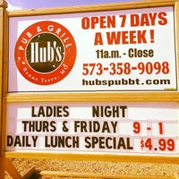 รูปภาพถ่ายที่ Hub&#39;s Pub and Grill โดย Logan J. เมื่อ 1/31/2013