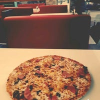 Foto diambil di Pizza London oleh Gökhan Ş. pada 3/10/2016
