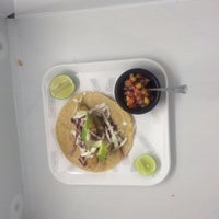 รูปภาพถ่ายที่ La Baja Tacos โดย Loewe เมื่อ 9/3/2016
