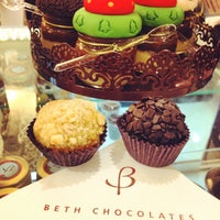รูปภาพถ่ายที่ Beth Chocolates โดย Leo Z. เมื่อ 12/20/2014