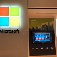 Photo taken at Microsoft Store by Maurício M. on 5/2/2018