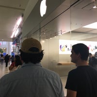 Photo taken at Apple Willowbrook Mall by Maurício M. on 7/14/2018