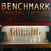 Foto diambil di Benchmark Brewing Company oleh Alejandro pada 12/7/2018