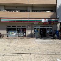 Photo taken at 7-Eleven by 信一 吉. on 10/18/2021