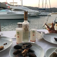 Das Foto wurde bei Yengeç Restaurant von Nilay T. am 6/26/2018 aufgenommen
