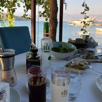 Das Foto wurde bei Yengeç Restaurant von Nilay T. am 8/18/2018 aufgenommen