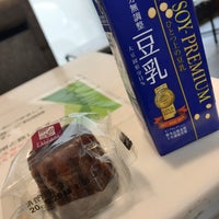 Photo taken at ナチュラルローソン＆food kurkku 神宮外苑西店 by Usami T. on 9/27/2020