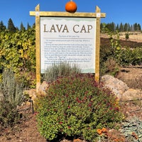 Foto tirada no(a) Lava Cap Winery por Bridget W. em 10/15/2021