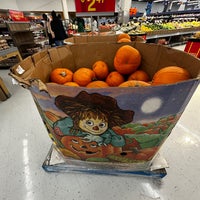 Foto diambil di Walmart oleh Doj Dj G. pada 10/18/2023