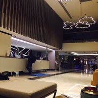 รูปภาพถ่ายที่ Ramada Hotel &amp;amp; Suites Kemalpaşa โดย 𝕬𝖑𝖎 𝕲 เมื่อ 8/15/2021