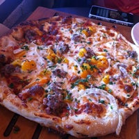 Das Foto wurde bei La Grande Orange Grocery &amp;amp; Pizzeria von Frank M. am 12/28/2012 aufgenommen