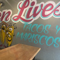 Photo taken at Seven Lives - Tacos y Mariscos by Zuhal Ö. on 5/18/2024