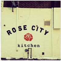 1/30/2014 tarihinde Rose City Kitchenziyaretçi tarafından Rose City Kitchen'de çekilen fotoğraf