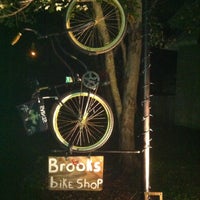 Foto tomada en Brooks&amp;#39; Bike Shop  por Patrick B. el 5/1/2013