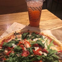 7/6/2021 tarihinde Vicki G.ziyaretçi tarafından Blaze Pizza'de çekilen fotoğraf