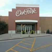 รูปภาพถ่ายที่ Oak Park Mall โดย hm h. เมื่อ 8/23/2016