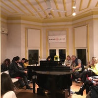 รูปภาพถ่ายที่ Piano House โดย Cihan U. เมื่อ 11/17/2019