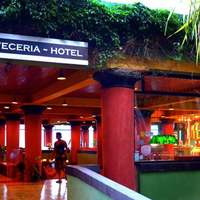 2/1/2014 tarihinde Lake Arenal Hotel &amp;amp; Microbreweryziyaretçi tarafından Lake Arenal Hotel &amp;amp; Microbrewery'de çekilen fotoğraf