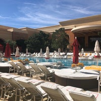 รูปภาพถ่ายที่ Wynn Las Vegas Pool โดย Christine เมื่อ 6/25/2019