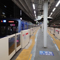 Photo taken at Tōyoko Line Jiyūgaoka Station (TY07) by manoeristyle on 11/20/2023