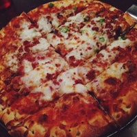 Foto tirada no(a) Knuckles Pizza &amp;amp; Sports Bar por Lucy Y. em 8/23/2014