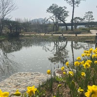 Photo taken at Semiwon Garden by 지은 김. on 4/1/2023