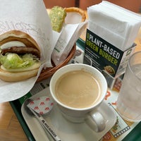Photo taken at MOS Burger by しえろ on 4/8/2023