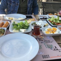 Foto diambil di Dost Restaurant oleh Sevda Ç. pada 12/3/2016