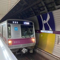 Photo taken at Hanzomon Line Mitsukoshimae Station (Z09) by akira m. on 10/27/2022