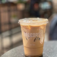 รูปภาพถ่ายที่ Gregorys Coffee โดย QQ เมื่อ 11/15/2022