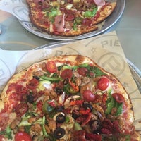 7/2/2016 tarihinde Anna W.ziyaretçi tarafından Pieology Pizzeria'de çekilen fotoğraf