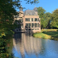 Foto diambil di Kasteel Oud Poelgeest oleh Adri N. pada 10/28/2021