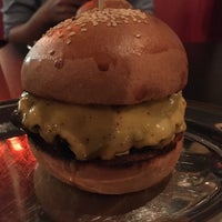 Снимок сделан в Brother Burger and the Marvellous Brew пользователем Chun Keat W. 5/10/2016