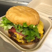 Снимок сделан в Beep&amp;#39;s Burgers пользователем Anthony M. 2/16/2018