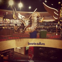 Foto tirada no(a) Saraiva MegaStore por Douglas L. em 5/16/2013