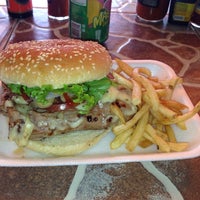 Снимок сделан в Pepe&#39;s burger snacks     Cuando usted la prueba lo comprueba, La mejor! пользователем Victor S. 10/29/2013